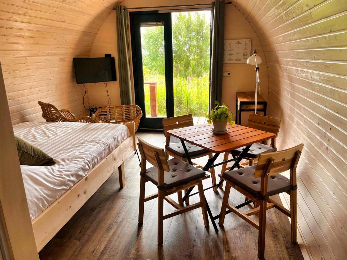 Pod Hotelkamer Aan Het Water Dokkum Exterior foto